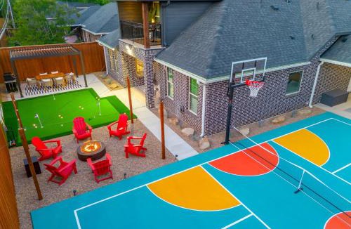 Central Arlington House | LUX 5 Bedroom - Walk to FIFA AT&T & Globe Life Stadium - Pickleball basketball movie theater gameroom firepit and more