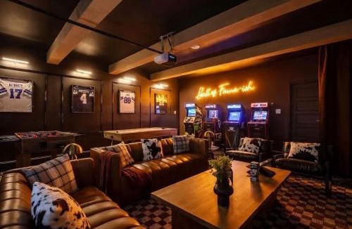 Central Arlington House | LUX 5 Bedroom - Walk to FIFA AT&T & Globe Life Stadium - Pickleball basketball movie theater gameroom firepit and more