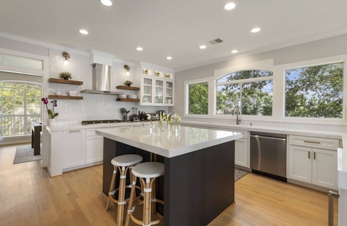 Montgomery House | Lux 5 BR Lakefront | Hot Tub | Firepit | Gameroom | Fireplace | Private Boat Dock