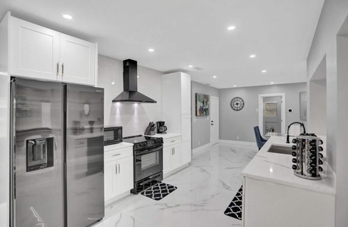 Deerfield Beach Villa | LUX 6BR 4Bath Htd Pool & Jacuzzi Mini Golf G-Room