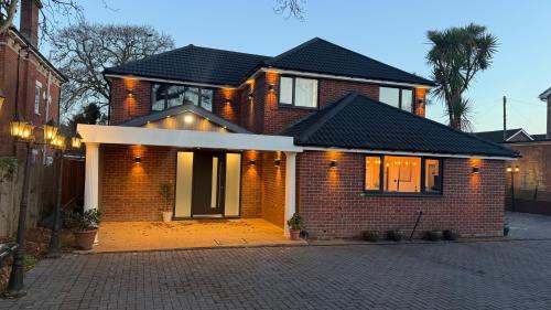 Waterlooville Villa | Lux 7 Bedroom residence