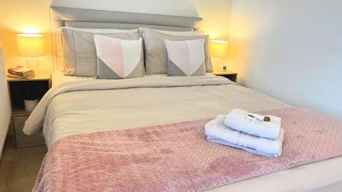 Sherborne St. John House | Lux Balcony Penthouse Room Basingstoke Hospital 2min drive and walkable