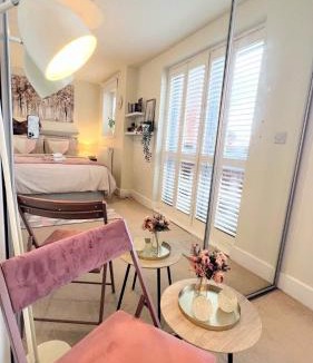 Sherborne St. John House | Lux Balcony Penthouse Room Basingstoke Hospital 2min drive and walkable