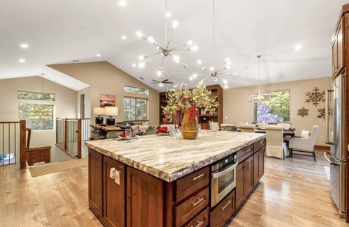 Country Club Estates Cabin | Lux Cabin | Hot Tub | Fire Pit