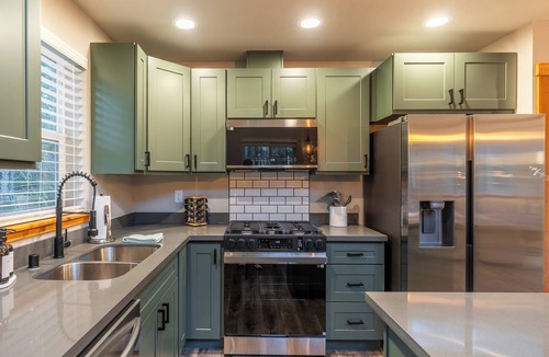 Ashford Cabin | Lux Chalet with Air Hockey, Hot Tub, & Fire Place