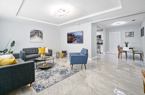 Liberty City House | Lux, Comfy & Fun ~ Location ~ Backyard ~ Games!