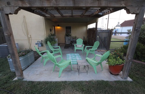 Alpine House | Lux/Downtown Alpine/Spacious Historic 'Bottle House' 4 Beds, near Marfa