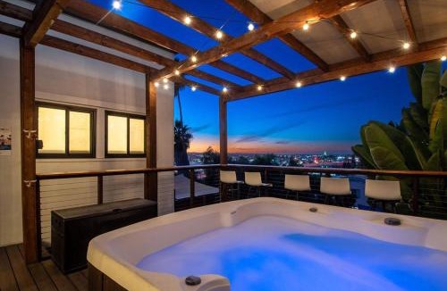 Middletown House | Lux Escape 2 Views Hot Tub Games Mini Golf