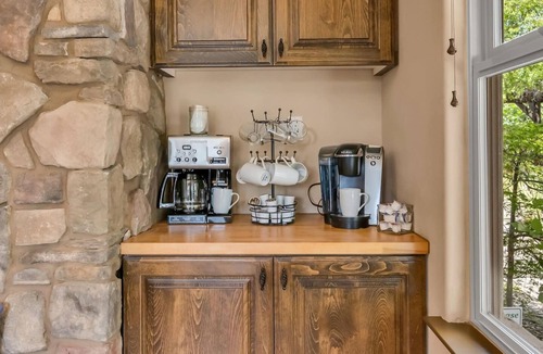 Granite Bay House | Lux Family Retreat-Pizza Oven-Dogs-Lake 1 Mile