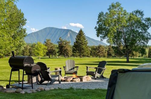 West Glacier House | Lux Fly-Fishing Haven near Glacier Park - Hot Tub