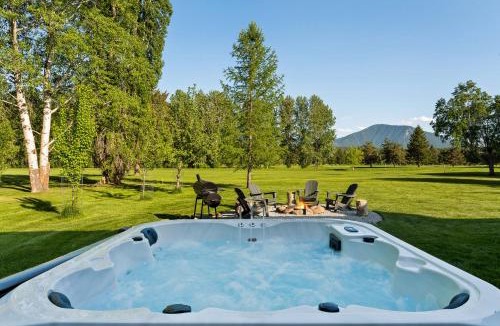 West Glacier House | Lux Fly-Fishing Haven near Glacier Park - Hot Tub