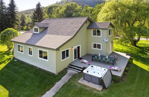 West Glacier House | Lux Fly-Fishing Haven near Glacier Park - Hot Tub