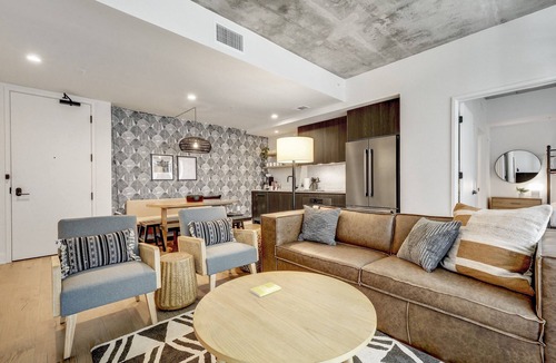 Rainey Street Historic District Condo | Lux Group Stay | Rooftop Pool | #1 Stay on Rainey