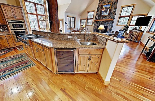 The Highlands House | Lux Home, 3 Fireplaces, Family Friendly, Hot Tub, 4 Private BR W/4 ensuite Bath.