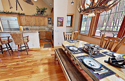 The Highlands House | Lux Home, 3 Fireplaces, Family Friendly, Hot Tub, 4 Private BR W/4 ensuite Bath.