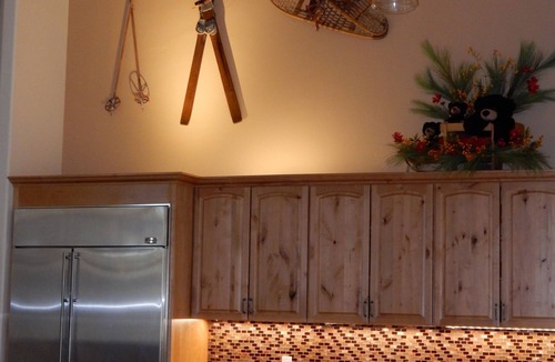 The Highlands House | Lux Home, 3 Fireplaces, Family Friendly, Hot Tub, 4 Private BR W/4 ensuite Bath.