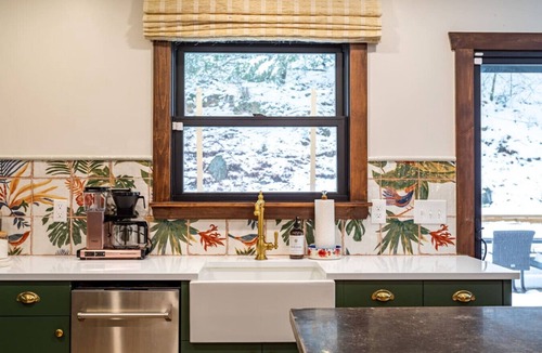 Thompson Ridge Apartment | Lux Hot Tub Cabin w Fire Pit