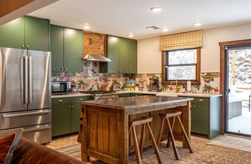 Thompson Ridge Apartment | Lux Hot Tub Cabin w Fire Pit