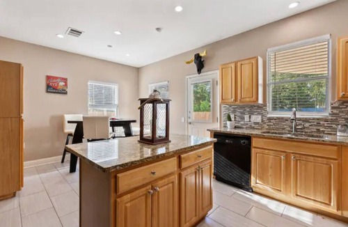 East MLK House | 🏝️LUX Hot Tub +Chiller Near DT: Spa Baths, Yard Games, Arcade, Parking, SLEEPS 18