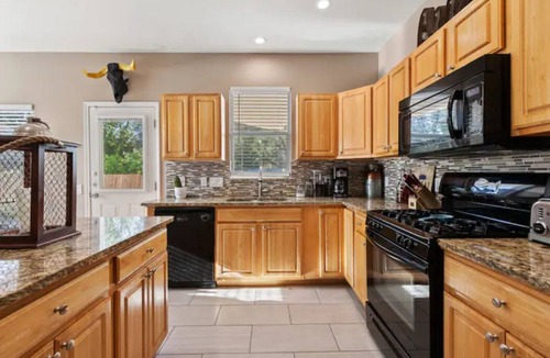 East MLK House | 🏝️LUX Hot Tub +Chiller Near DT: Spa Baths, Yard Games, Arcade, Parking, SLEEPS 18