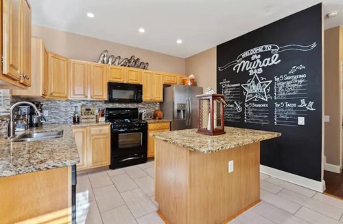 East MLK House | 🏝️LUX Hot Tub +Chiller Near DT: Spa Baths, Yard Games, Arcade, Parking, SLEEPS 18