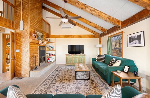 Oak Hill Cabin | Lux Hot Tub, Mins 2 Ski, Pond, and Fire Pit