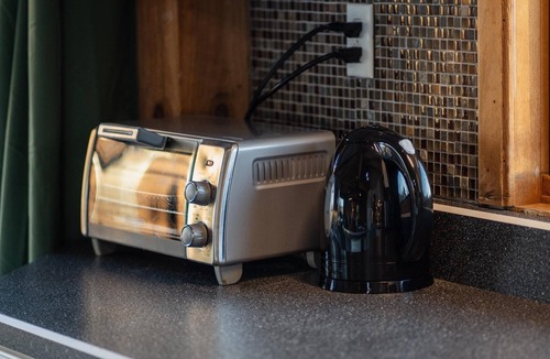 Oak Hill Cabin | Lux Hot Tub, Mins 2 Ski, Pond, and Fire Pit