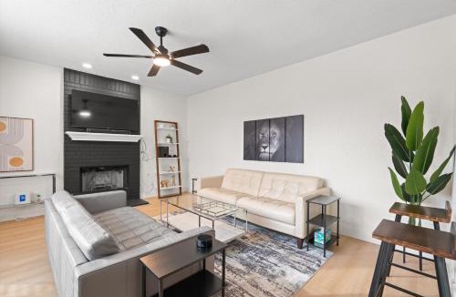Round Rock House | LUX Kalahari Retreat, Game Rm, 3 King Rms, Sleeps 17 Plus