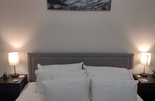 Crabtree Apartment | Lux King Suite overlooking relaxing courtyard fountains