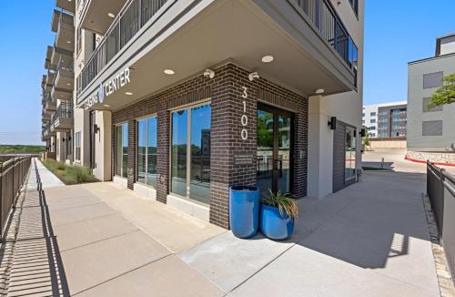 Scofield Farms Apartment | Lux King Suite-Patio & Pool-Gym-By Domain Mall