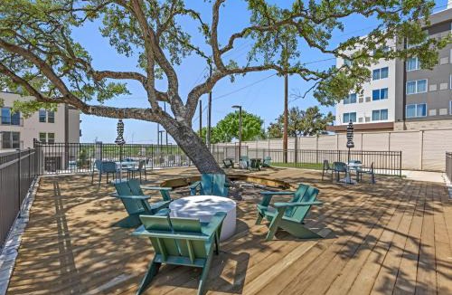 Scofield Farms Apartment | Lux King Suite-Patio & Pool-Gym-By Domain Mall