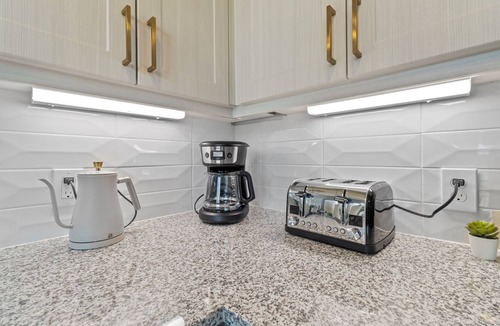Scofield Farms Apartment | Lux King Suite | Pool | Gym | By Domain Mall | TechRidge