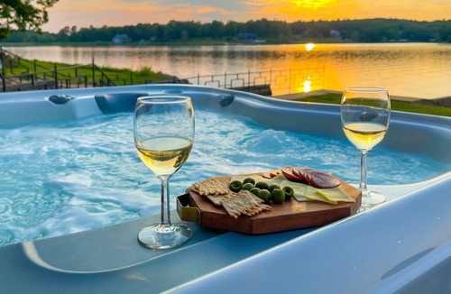 Horseshoe Bend House | Lux Lake Home w Hot Tub, Game Room & Much More!
