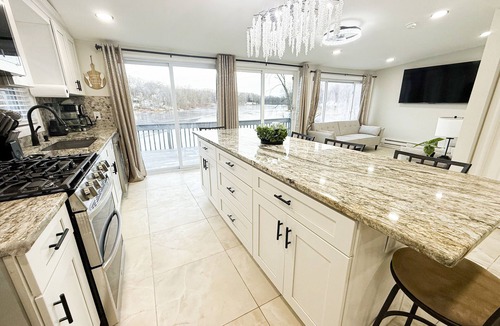 Wantage House | Lux Lake Neepaulin Frontage & Panoramic Views Home