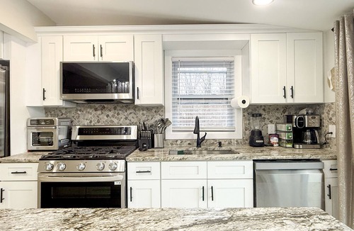 Wantage House | Lux Lake Neepaulin Frontage & Panoramic Views Home