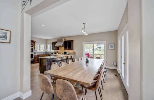Buckhorn Cottage | LUX Lakefront: Slps18+Pickleball+HotTub+Sauna+MORE