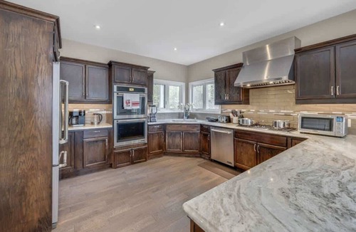 Buckhorn Cottage | LUX Lakefront: Slps18+Pickleball+HotTub+Sauna+MORE