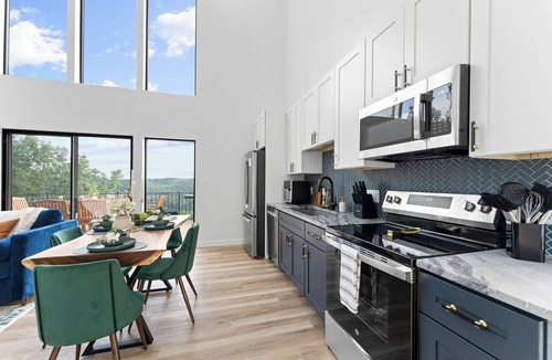 Omaha House | Lux Lakeview Table Rock Branson w/Pool & Hot Tub