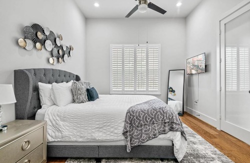 Greater East End House | Lux Living - East Downtown Rooftop with Private Chef & King Suite