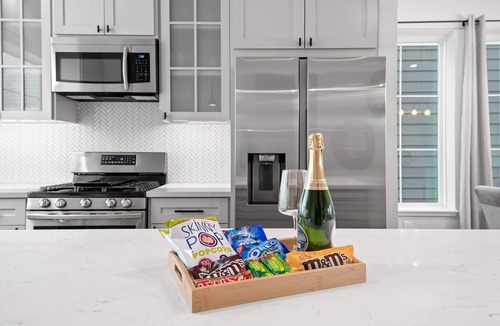 Greater East End House | Lux Living/Rooftop/Private Chef & King Suite Downtown Oasis