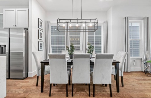 Greater East End House | Lux Living/Rooftop/Private Chef & King Suite Downtown Oasis