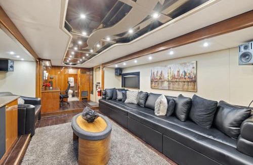 Austin Villa | Lux Lounge 7744 Ranch Resort Austin - COTA