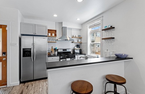 Eastlake House | Lux Modern Townhome – Parking + Pets Easy FIFA