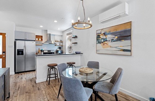 Eastlake House | Lux Modern Townhome – Parking + Pets Easy FIFA