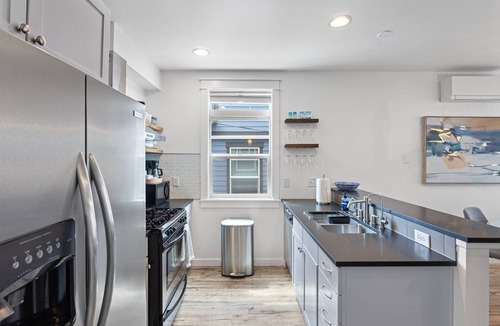 Eastlake House | Lux Modern Townhome – Parking + Pets Easy FIFA