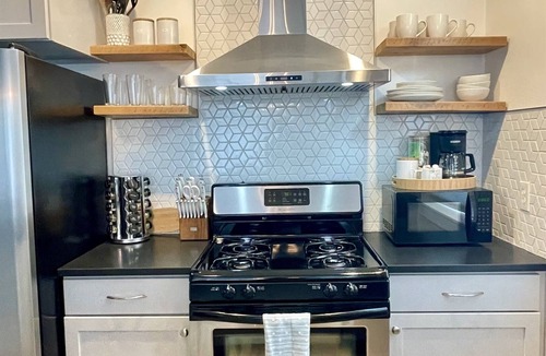 Eastlake House | Lux Modern Townhome – Parking + Pets Easy FIFA