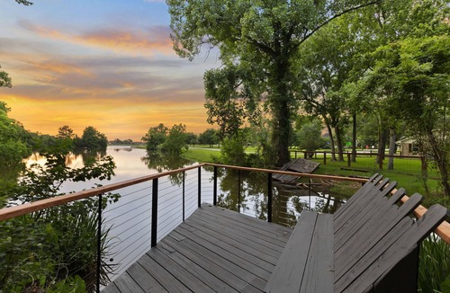 Montgomery House | LUX Modern "Treehouse" on Private Lake - Gameroom, Kayaks, Bunkhouse, more!