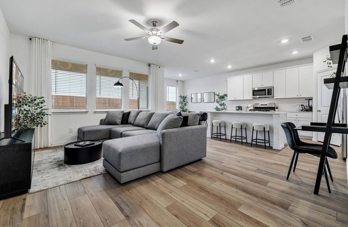 Forney House | Lux New Build, King Bed, Roku TVs, Patio