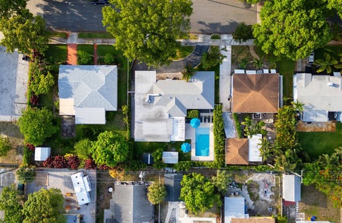 Pinewood Park House | Lux Oasis w/Heated Pool! 5min to Downtown+Beach!