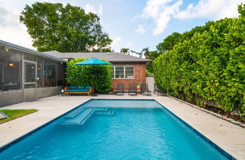 Pinewood Park House | Lux Oasis w/Heated Pool! 5min to Downtown+Beach!